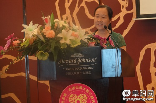 2严主任在发表演讲.jpg