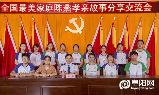 志愿者与陈燕的合影.jpg