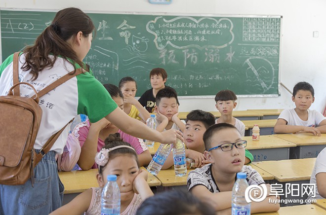 05 在等待同学们报名结束的过程中，志愿者给同学们和家长发放矿泉水 安徽师范大学李晗提供.jpg