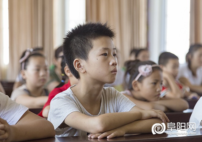 开班仪式上孩子们都在认真的听讲会议内容。.jpg
