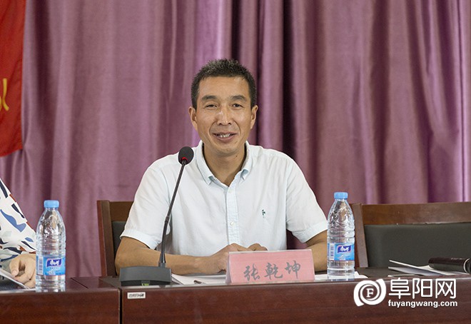 三合镇中心校副校长张乾坤致欢迎词，并对素质课堂寄予希望。.jpg