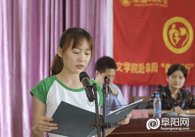 实践团队队长李心茹在仪式上对团队素质课堂的计划和任务进行系统的介绍。.jpg