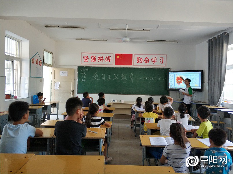 1、实践队员在讲解国旗、国徽、国歌.jpg