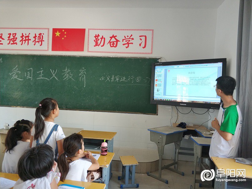 2、队员在讲述战斗英雄董存瑞的故事.jpg