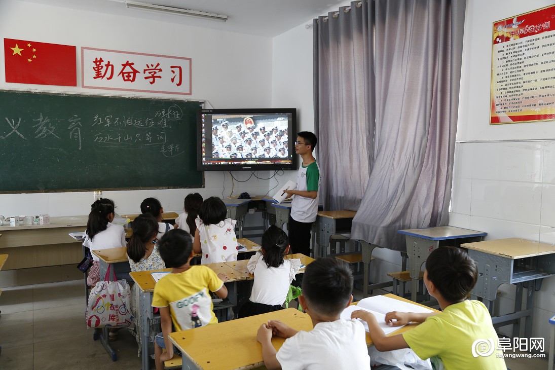 3、学生们在观看庆祝抗战胜利70周年阅兵仪式 .jpg