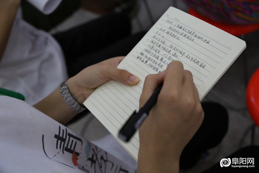 03青年大学生志愿者认真记录学习笔记.jpg
