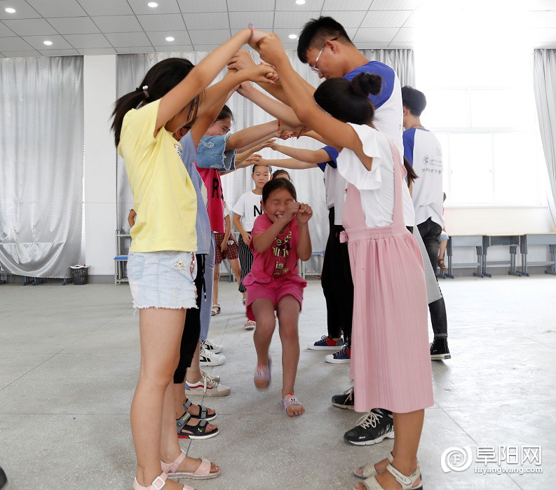 03志愿者与学生们开展趣味运动.jpg