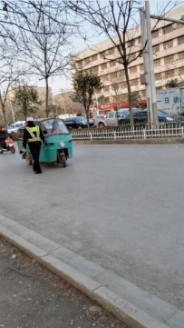 阜阳：莲花路与沙河路交叉口交警盘查无证驾驶电动三轮车